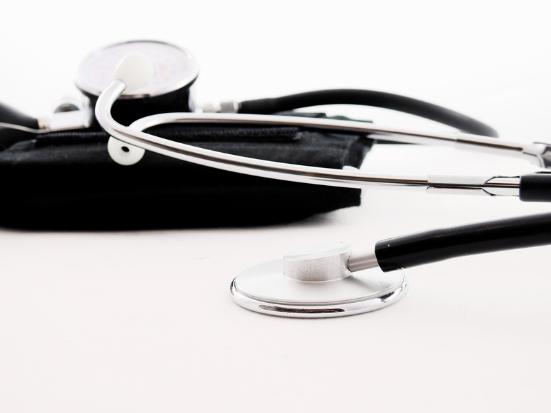 electrical equipment, blood circulation, pulse, single object, white background, listening, stethoscope, silver colored, disease, medical supplies, health check