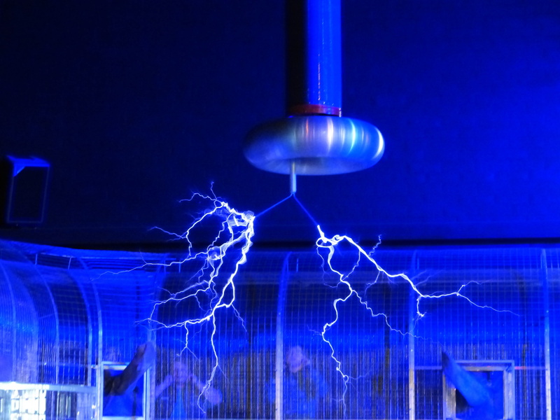 museum of technology, hanging, business, faradayscher cage, experimental physics, flash, thunderstorm, physics, science, tesla coil, reflection, night