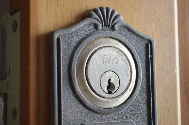 lock, veneer, close-up, wood, worn, wall - building feature, bolt, shape, 5K, single object, wood - material, push button, communication, metal, silver colored