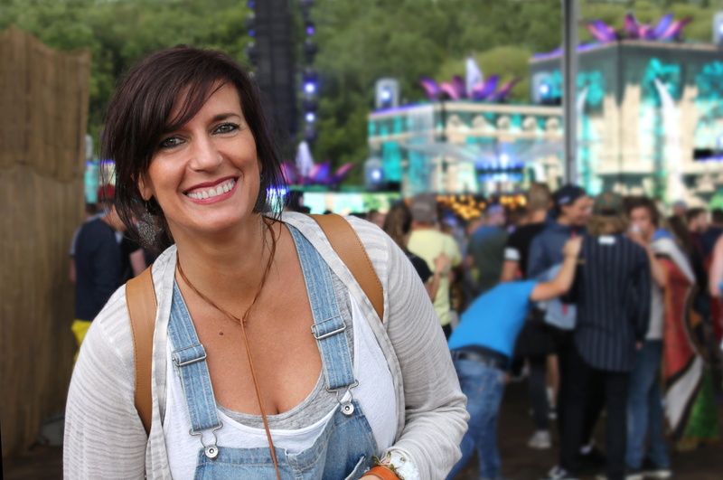 smiling, pop, leisure activity, portrait, electro, music festival, standing, woman, white, casual clothing, happiness, techno, stage, group of people, teeth