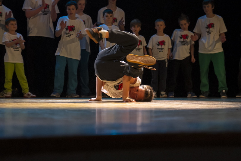real people, sport, exercising, watching, standing, hiphop, arts culture and entertainment, crowd, dance, clothing, child, men, togetherness, adult, stage