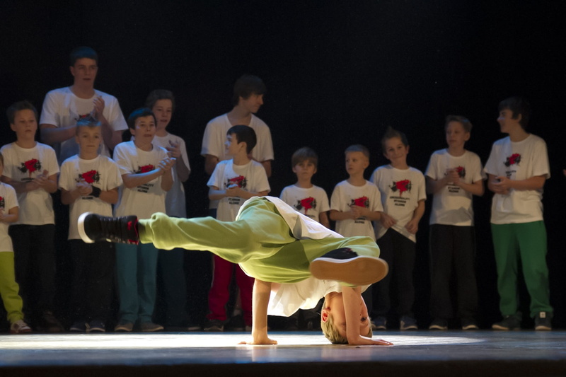 dance show, men, sport, full length, stage - performance space, childhood, dance, 1080P, togetherness, human limb, adult, people, practicing, group of people