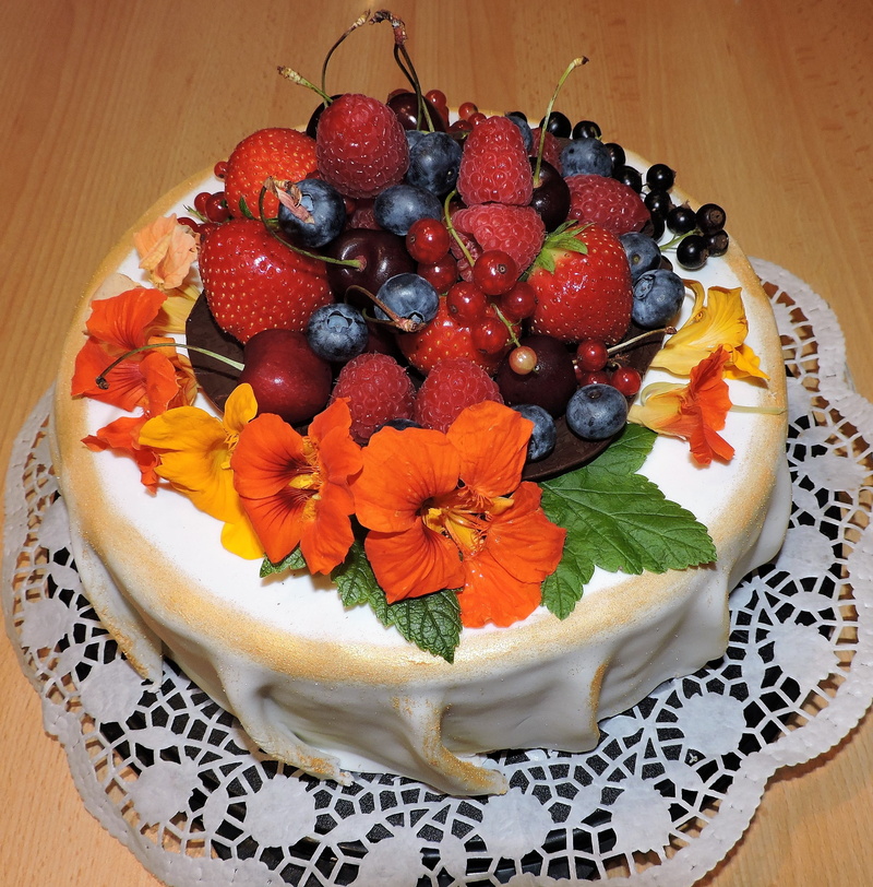 cherries, ready-to-eat, currants, berry fruit, strawberry, cake, indoors, eat, dessert, fruit, sweet, 2K, blueberries, healthy eating, temptation, strawberries
