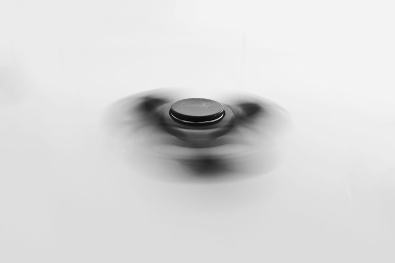 preto, fidget spinner, cut out, bw, black and white, shape, white, water, spinner, high angle view, grey, preto e branco, copy space, motion, black, no people