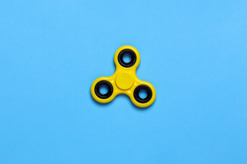 single object, fidget, pattern, tri, connection, background, cut out, yellow, colors, blue, tabletop, studio shot, close-up, metal, still life, 4K, group of objects