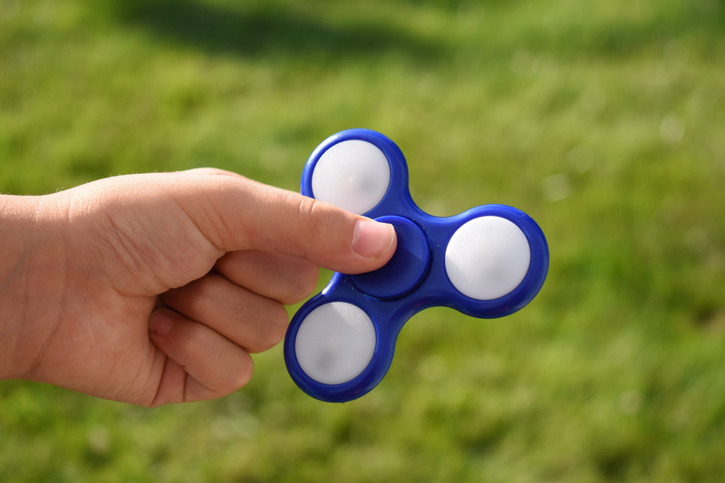 fidget, one person, adult, human body part, plant, fidget spinner, finger, shape, green color, close-up, body part, human hand, human finger, day, holding