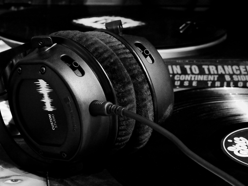 record, focus on foreground, indoors, black color, electrical equipment, antique, Hifi, technology, still life, audio equipment, dj, turntable, 4K, camera - photographic equipment