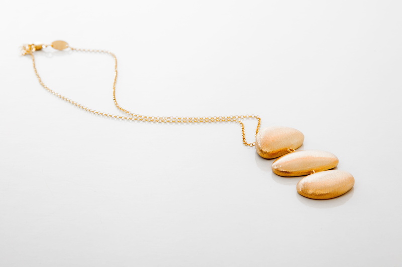 macro, emotion, healthy Lifestyle, personal accessory, medicine, copy space, single object, Gold, connection, gold, nutritional Supplement, white background