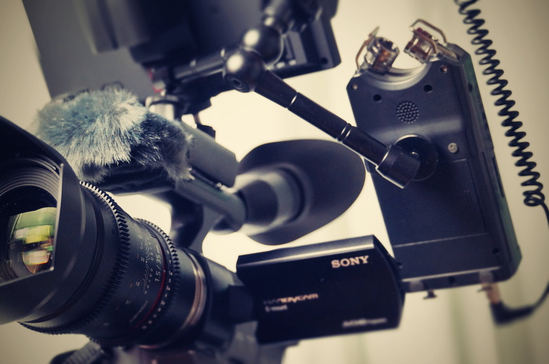 audio, indoors, black, equipment, optics, 2K, recording, people, photo camera, digital camera, studio, microphone, film camera, digital, rode, filming