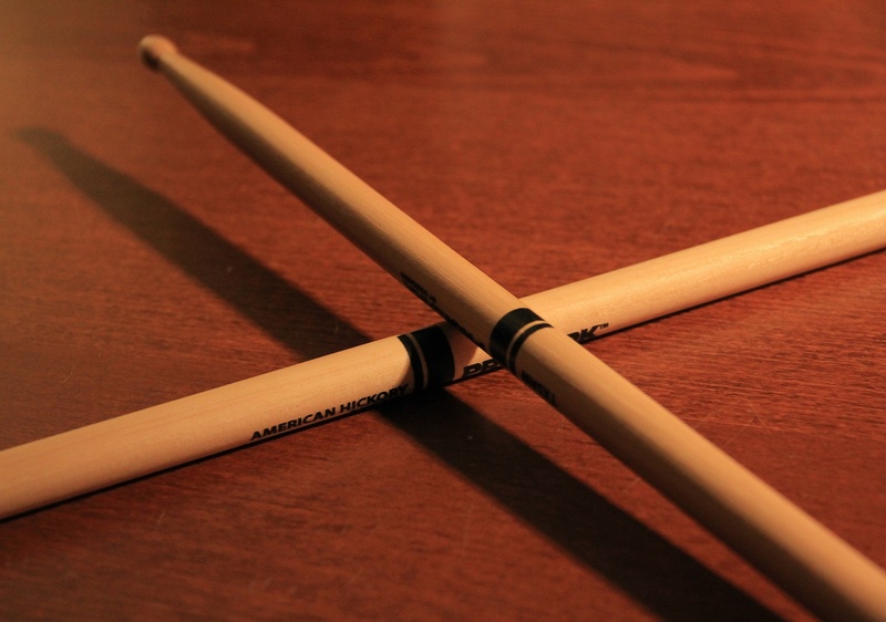 rhythm, metal, still life, brown, sound, percussion, musical instrument, single object, indoors, 1080P, music, two objects, rock, instrument, writing instrument