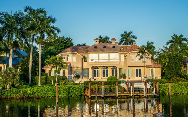 palm, tree, architecture, sea, coconut palm tree, 5K, naples, tropical, palm trees, outdoors, wealth, building exterior, blue, house, built structure