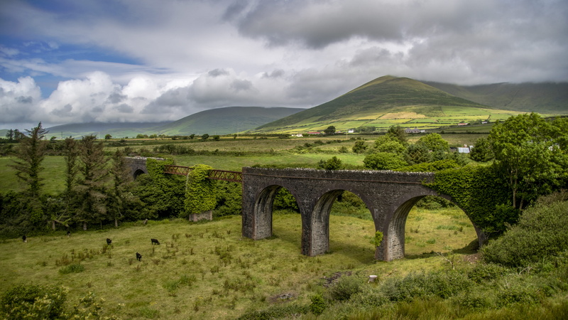 landscape, beauty in nature, farmland, clouds, built structure, nature, field, bridge, road, rural, 5K, arch bridge, outdoors, no people, animals, green color