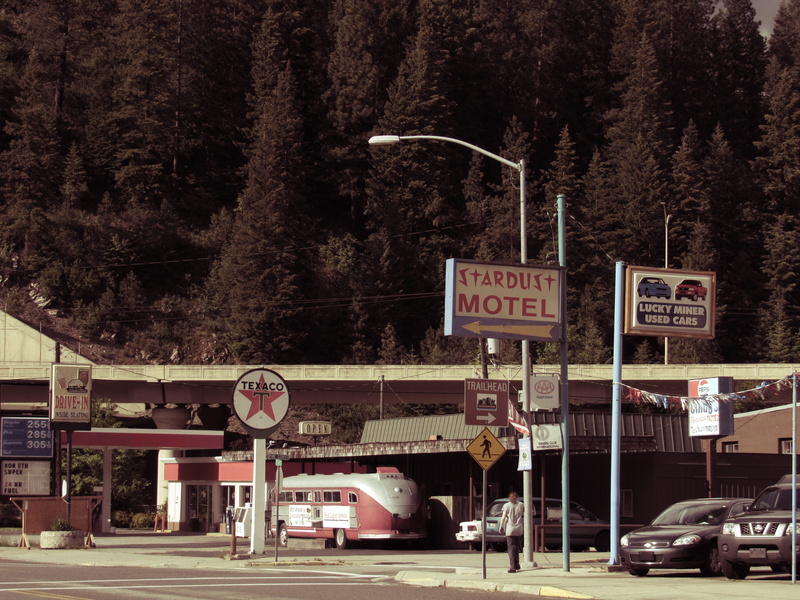 information, motor vehicle, motel, road, wallace, land vehicle, nature, western script, city, united states, plant, cars, outdoors, small town, gas station