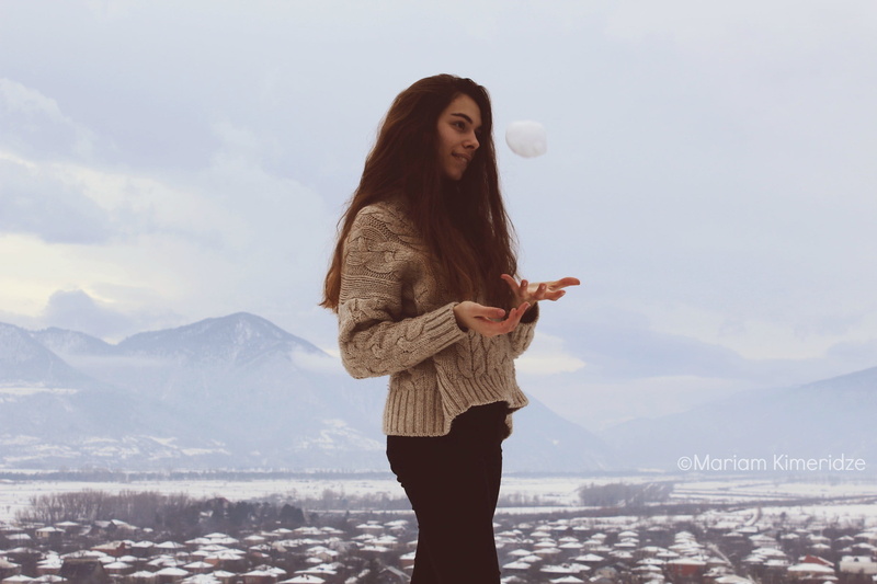 cold temperature, hairstyle, mountain, real people, warm clothing, mountain range, 1080P, long hair, leisure activity, nature, scenics - nature, young women