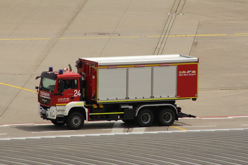 media, travel, men, road, greenbox, 5K, airport, head, kleinbild film, photo film, transportation, accessories, image, camera, runway, motor vehicle, photographer