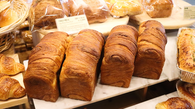 puff pastry, cửa hàng bánh mỳ, baked, croissant, for sale, retail, dessert, tray, variation, still life, 5K, korea, no people, food and drink, brown, food photography