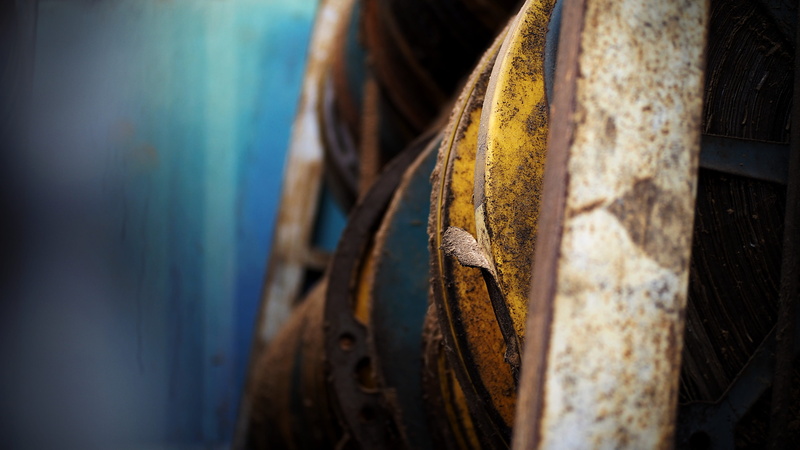 wood - material, selective focus, rusty, metal, wheel, indoors, no people, blue, brown, boundary, still life, nature, close-up, textured, retro, 4K, hanging
