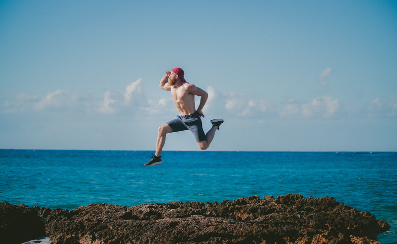 water, man, 5K, rock, horizon, vitality, nature, human arm, rock - object, sea, beach, jumping, horizon over water, outdoors, travel, lifestyles, one person