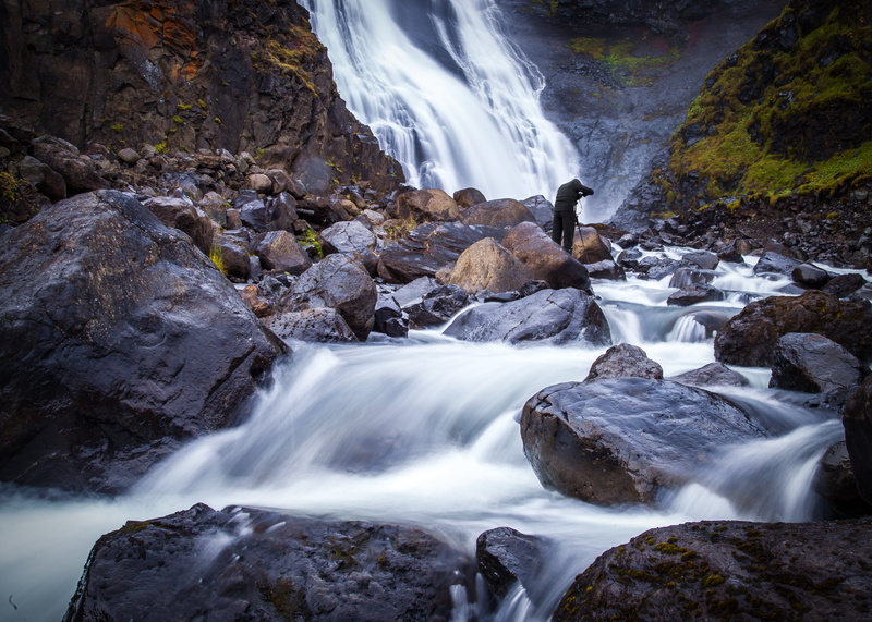 forest, standing, rock, photography, falls, nature, flowing, daytime, 2K, mountain, photographer, tipo, iceland, el, landscape, outdoors, man, water falls