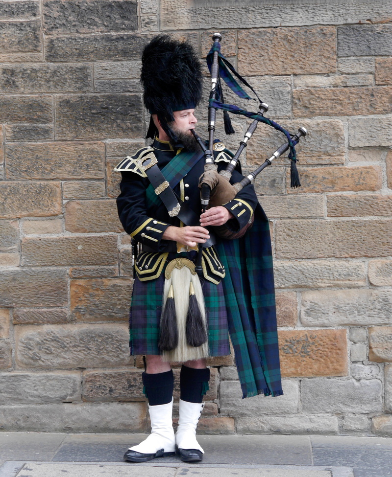 tartan, architecture, holding, one man only, people, real people, musical instrument, only men, adults only, carrying, men, bagpipes, 4K, outdoors, guard