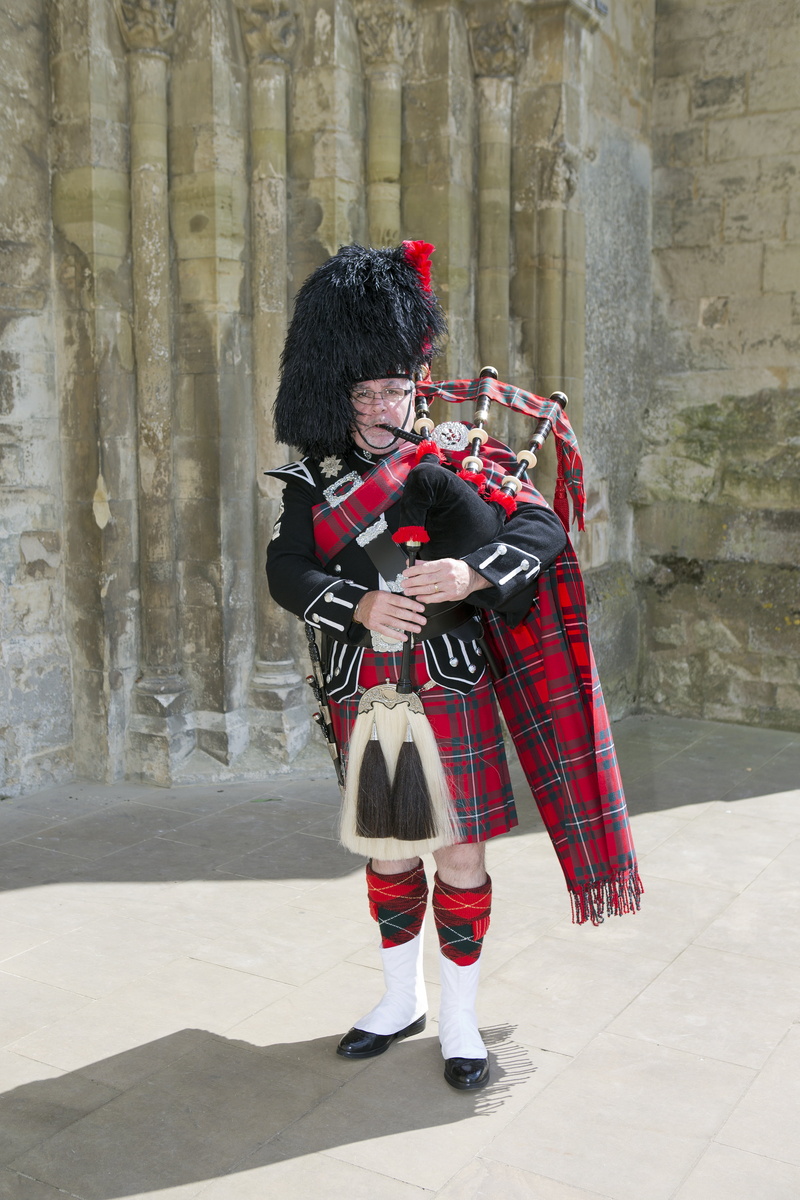 military insignia, traditional, uniform, guard, bagpipes, leisure activity, playing, musician, one person, tartan kilt, clothing, music, kilt, architecture