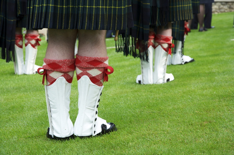 ceremony, human limb, standing, clothing, real people, human body part, green color, soldiers, kilt, outdoors, 2K, day, red, sock, body part, veteran