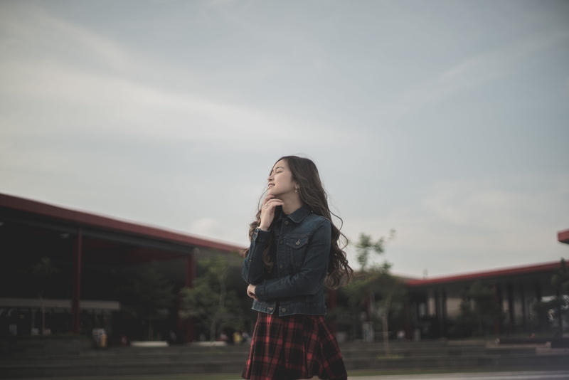 day, hairstyle, women, skirt, clothing, jacket, leisure activity, built structure, 8K, lifestyles, blue, q big bsd city, building, plaid, tartan, long hair