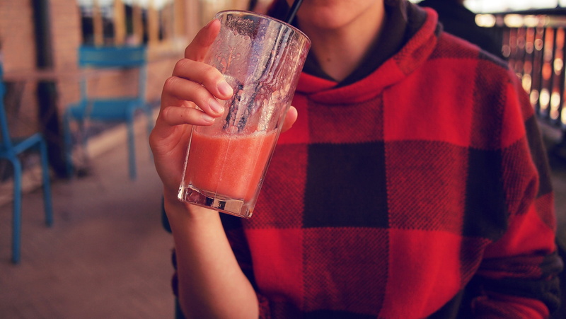 smoothie, household equipment, refreshment, enjoy, lifestyle, drinking glass, healthy, city, person, casual, sun, cafe, terrace, plaid, checked, drink