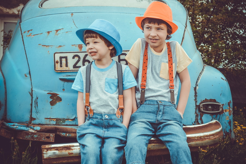 blue, 5K, childhood, outdoors, smiling, three quarter length, volga, front view, transport, real people, smiles, old cars, bumper, toddlers, males, happiness
