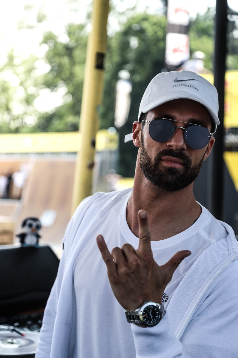 beard, 5K, skateboard, canon france, glasses, sunglasses, focus on foreground, casual clothing, dj, day, males, young adult, young men, outdoors, leisure activity