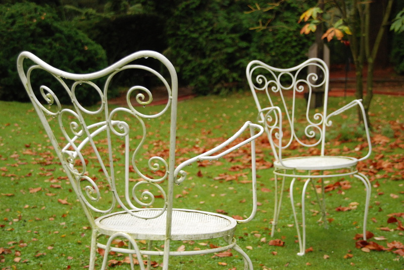 garden, outdoors, ornamental garden, absence, no people, park - man made space, table, green color, focus on foreground, day, front or back yard, nature