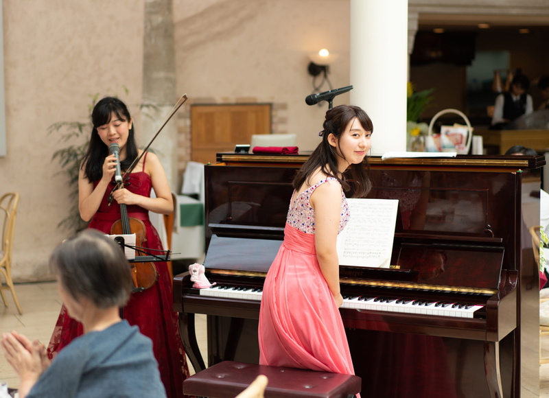 arts culture and entertainment, adult, pianist, skill, 5K, musical equipment, female, musical instrument, people, clothing, fiddle, human, performing arts event