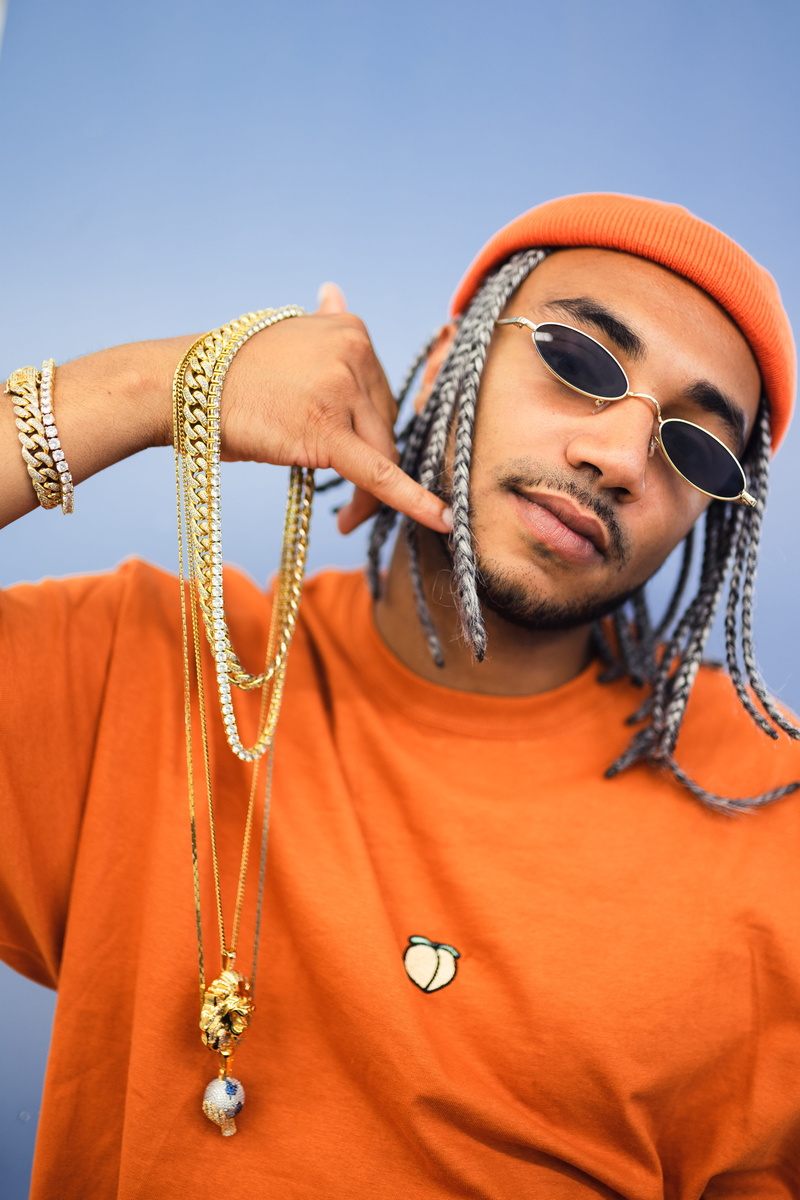 cellphone, male Beauty, casual Clothing, bling, style, fashion, headscarf, jewellery, clothing, cultures, smiling, indigenous Culture, middle Eastern Ethnicity