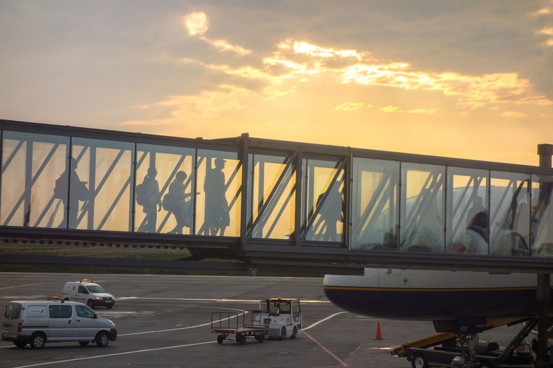 engineering, sky, jetway, airport, 5K, travel, connection, car, cloud - sky, mode of transportation, transportation, jet, aerobridge, aircraft, bridge - man made structure