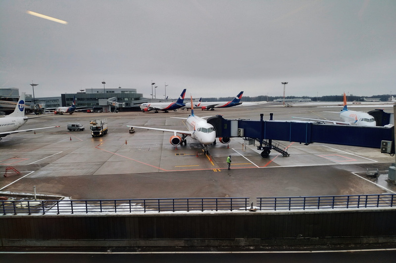 passenger boarding bridge, airliner, tower, vehicle, airplane, road, beside, mode of transportation, container, outdoors, 4K, building, aerospace industry