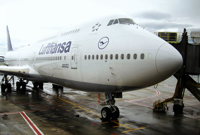 mode of transportation, airliner, docked, 2K, wheel, gangway, boeing 747, asphalt, airplane, road, air traffic, airport runway, aviation, passenger aircraft