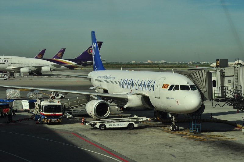 connection, incidental people, 1080P, stationary, airplane, nature, arrival, sky, architecture, airliner, outdoors, transportation, aerospace industry