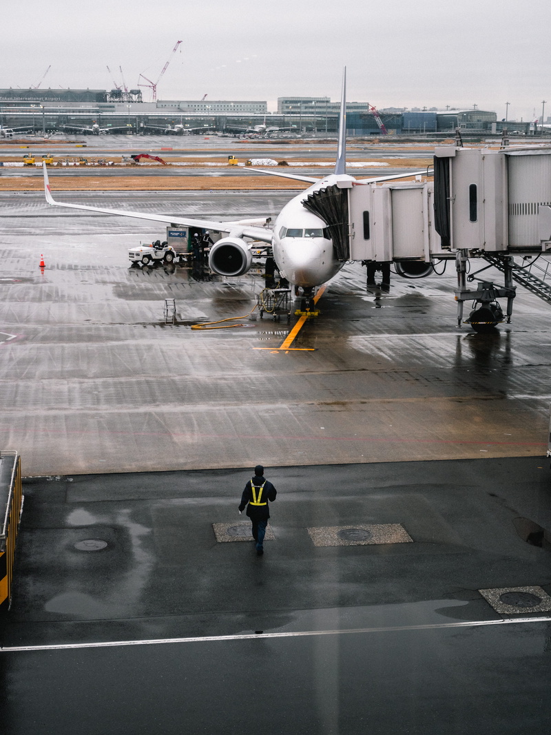arrival, aircraft wing, after the rain, 5K, transportation system, modern, aviation, passenger boarding bridge, airfield, plane, mode of transportation