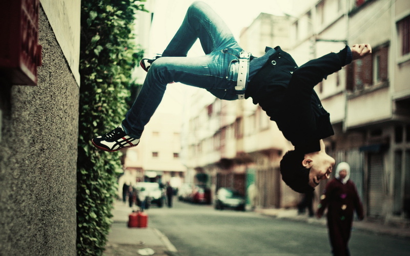 leisure activity, street, day, building exterior, architecture, parkour, built structure, city, focus on foreground, outdoors, motion, road, real people