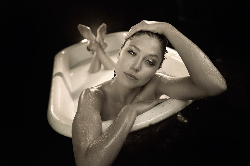 4K, TJ Scott, Sidney Leader, bath, actress, Sidney Leeder