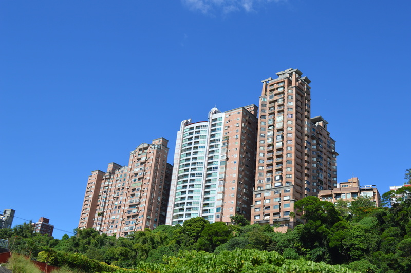 building, large f, low angle view, cityscape, no people, skyscraper, bulid-in, clear sky, apartment, built Structure, building Exterior, copy space, outdoors