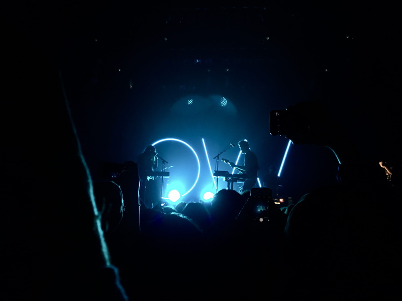 illuminated, rock music, indie, singer, popular music concert, oh wonder, audience, skill, night, blue, real people, alternative, performance, artist, enjoyment