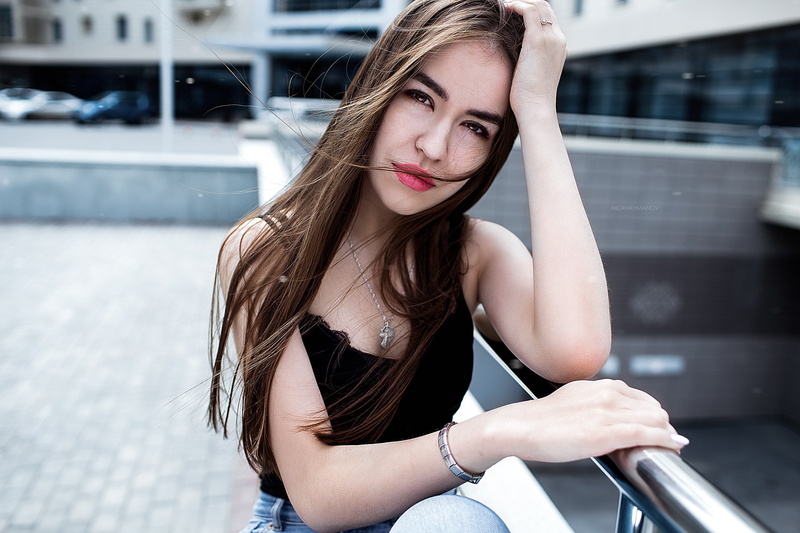 portrait, leisure activity, hairstyle, casual clothing, long hair, focus on foreground, front view, women outdoors, looking at camera, real people, beauty