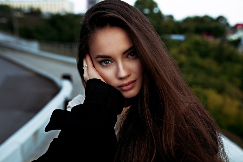 hand, face, in black, portrait, brown hair, model, Lenar Abdrakhmanov, pose, look, makeup, hairstyle, 1080P, beauty, bokeh