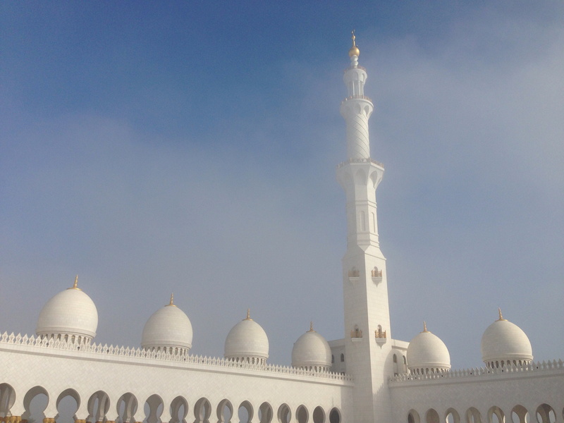 abu dhabi, architecture, religion, moshe, dhabi, building exterior, belief, travel destinations, built structure, clear sky, couple, place of worship, classical style