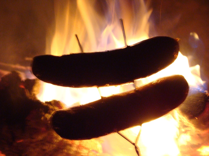 focus on foreground, log, no people, wood, event, cooking, food and drink, 2K, food, roast, orange color, burning, night, wiener, flames, fire - natural phenomenon