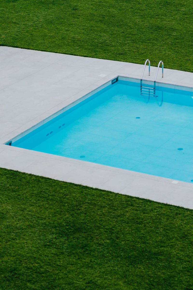 garden, no people, high angle view, tranquility, day, 1080P, lawn, minimal, plant, nature, grass, vacation, swimming pool, outdoor, swimming, architecture