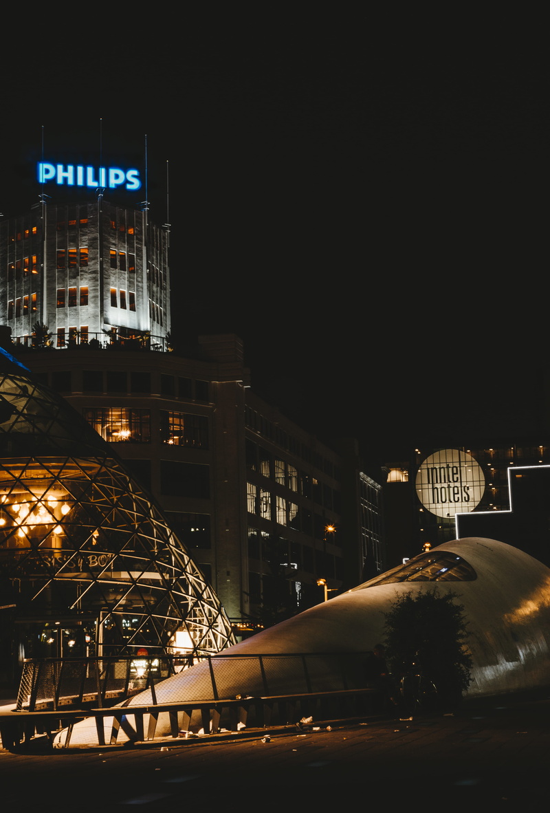 clear sky, sky, night, hotel, street, philips, motor vehicle, building, built structure, city, architecture, piazza, lighting equipment, car, outdoors