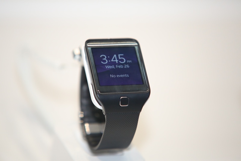 display, wristwatch, silver, touch Screen, focus on foreground, day, western script, electrical equipment, colored, convenience, telephone, watch, hand