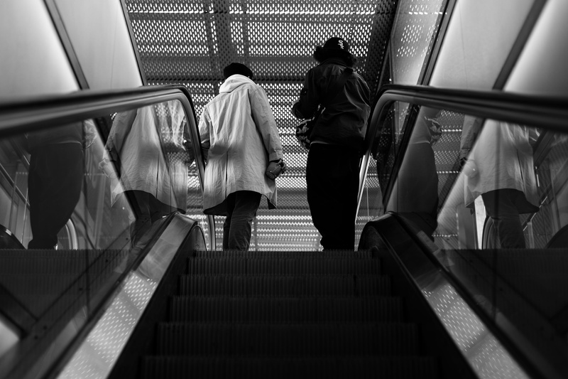 terminal, handrail, moving walkway, zürich, women, 5K, steps and staircases, adult, public transportation, glass - material, vehicle, train station, escalator